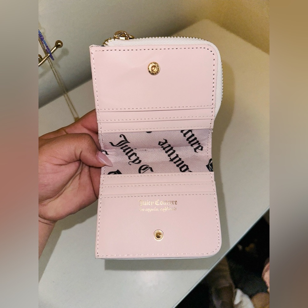 Juicy Couture Wallet
Brand new with tags - Picture 2 of 2